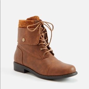 Sweater Cuff Lace-Up Boot / Size: 9 / Cognac